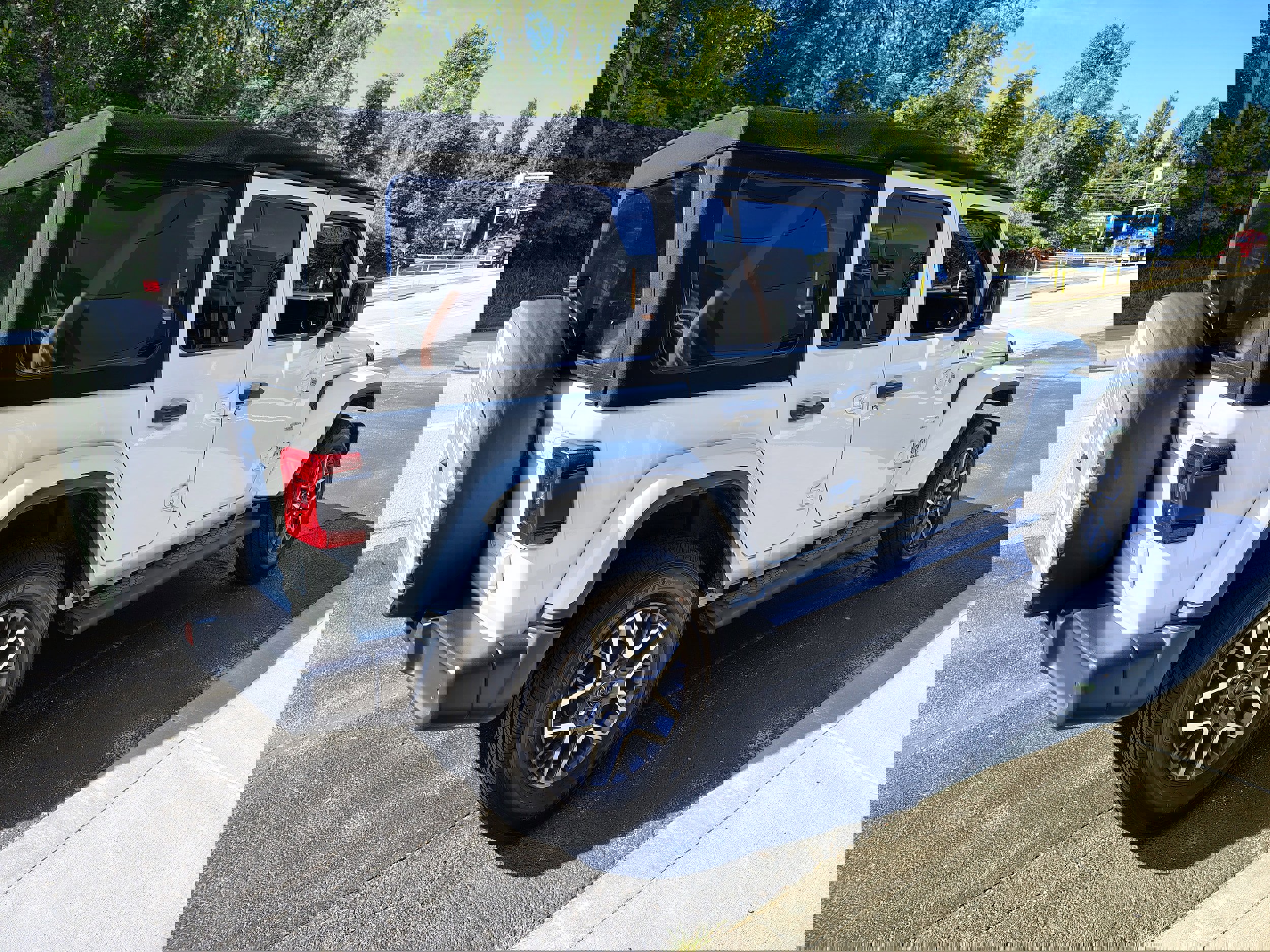 Certified 2024 Jeep Wrangler Sahara w/ Technology Group image 9