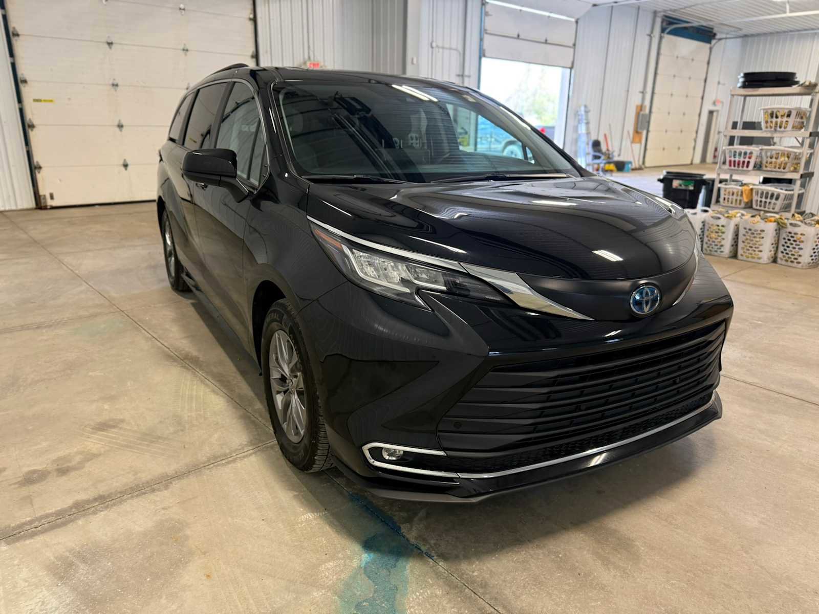 Certified 2023 Toyota Sienna XLE AWD/4WD image 3