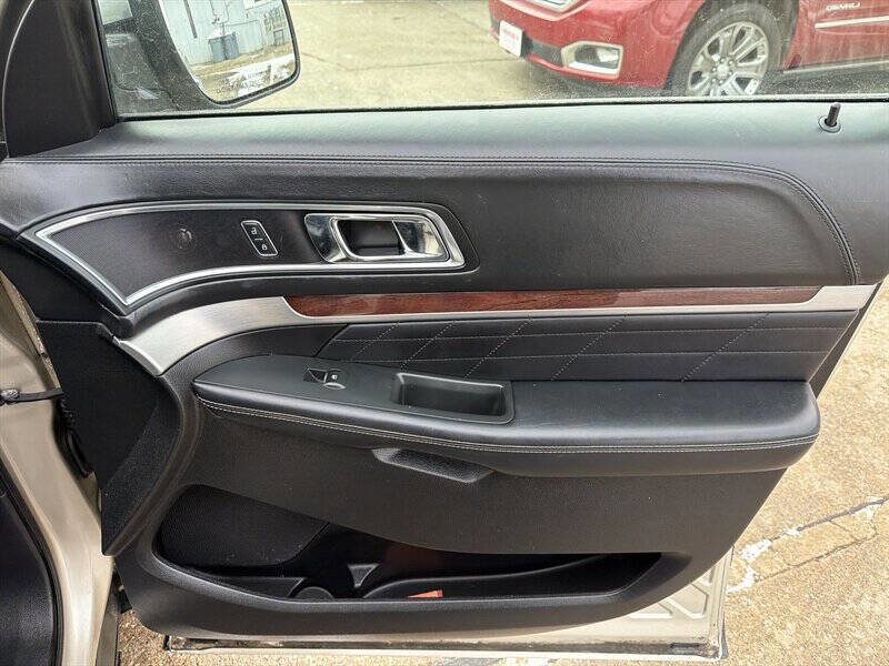 Used 2017 Ford Explorer Platinum image 24