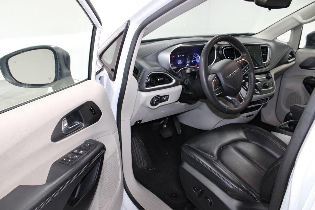 Used 2024 Nissan Versa SR FWD image 59