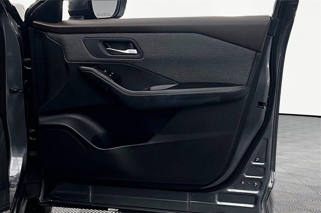 Used 2023 Nissan Rogue SV image 24