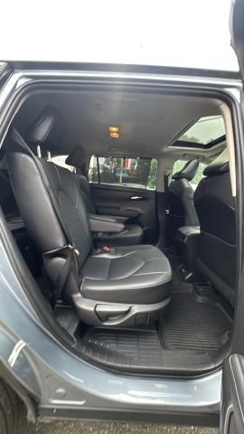 Used 2021 Toyota Highlander XLE AWD/4WD image 24