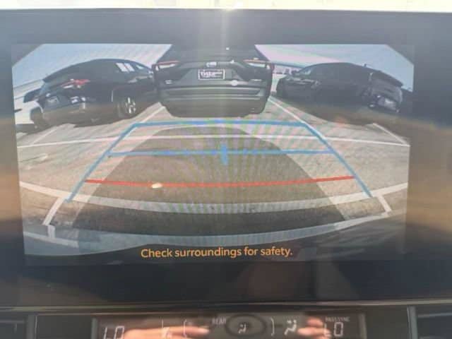 Used 2025 Toyota Sienna XLE FWD image 2