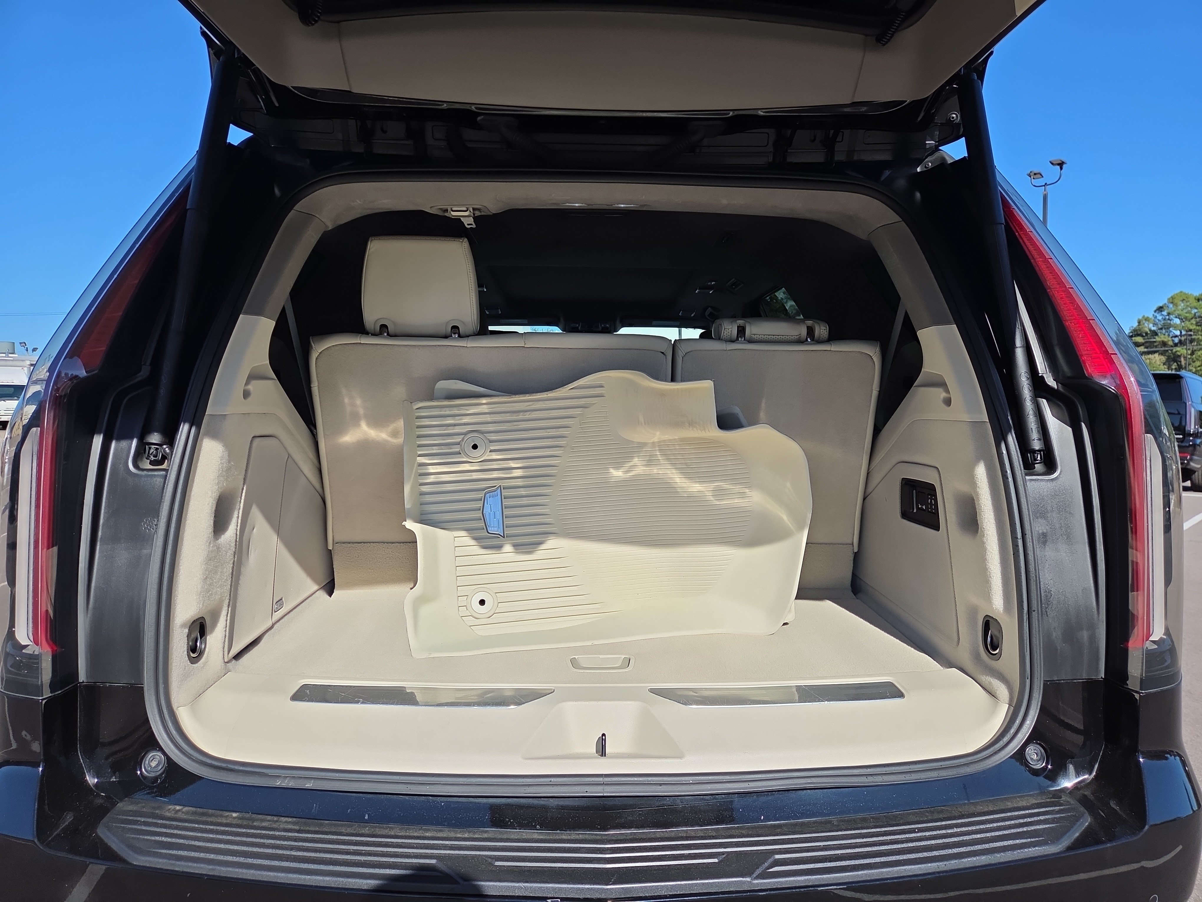 Used 2023 Cadillac Escalade Sport Platinum w/ LPO, ONYX Package AWD/4WD image 16
