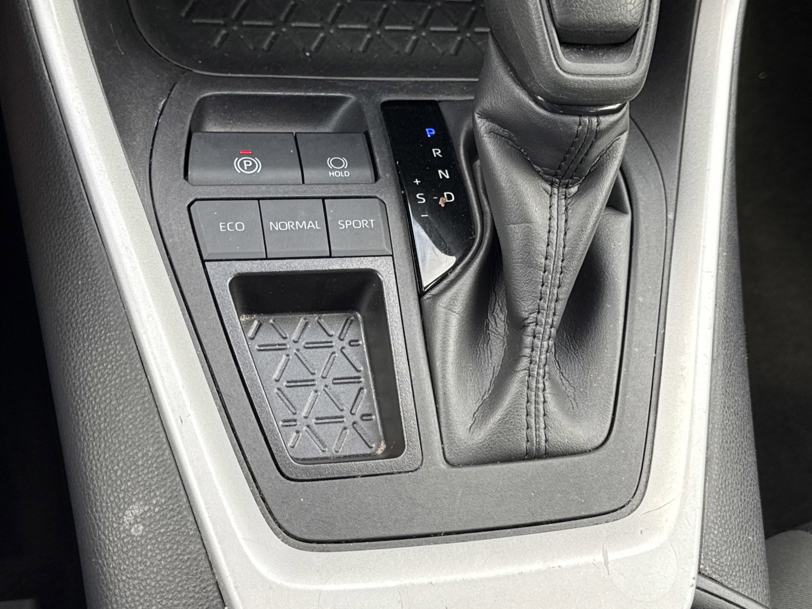 Used 2024 Toyota RAV4 XLE FWD image 27