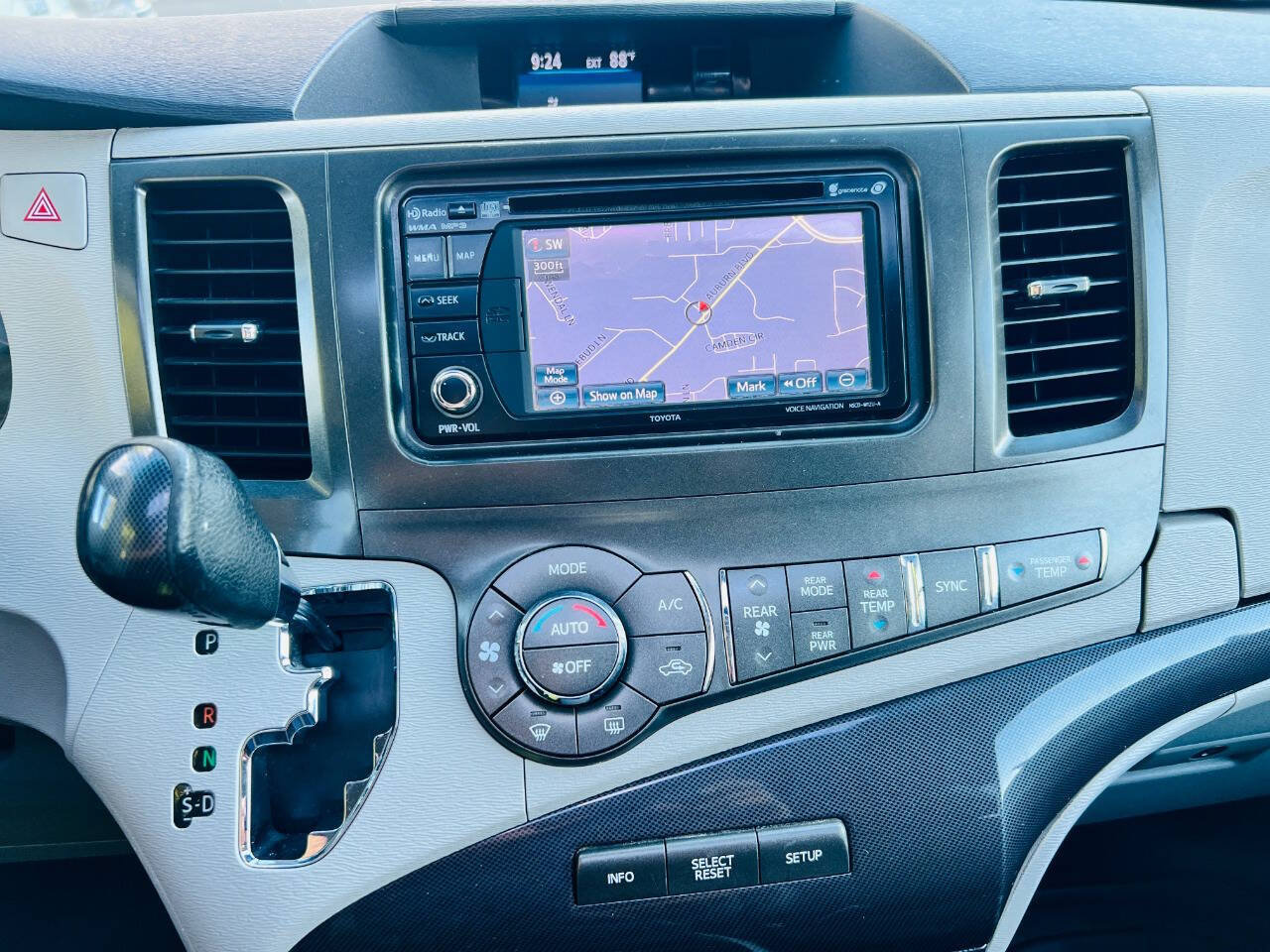 Used 2014 Toyota Sienna SE FWD image 21