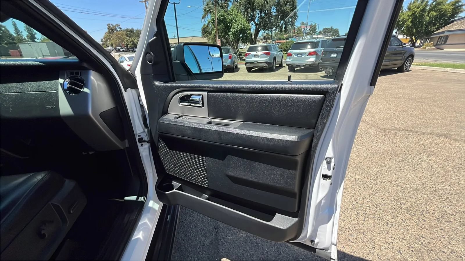Used 2016 Ford Expedition XLT w/ Equipment Group 201A RWD image 18