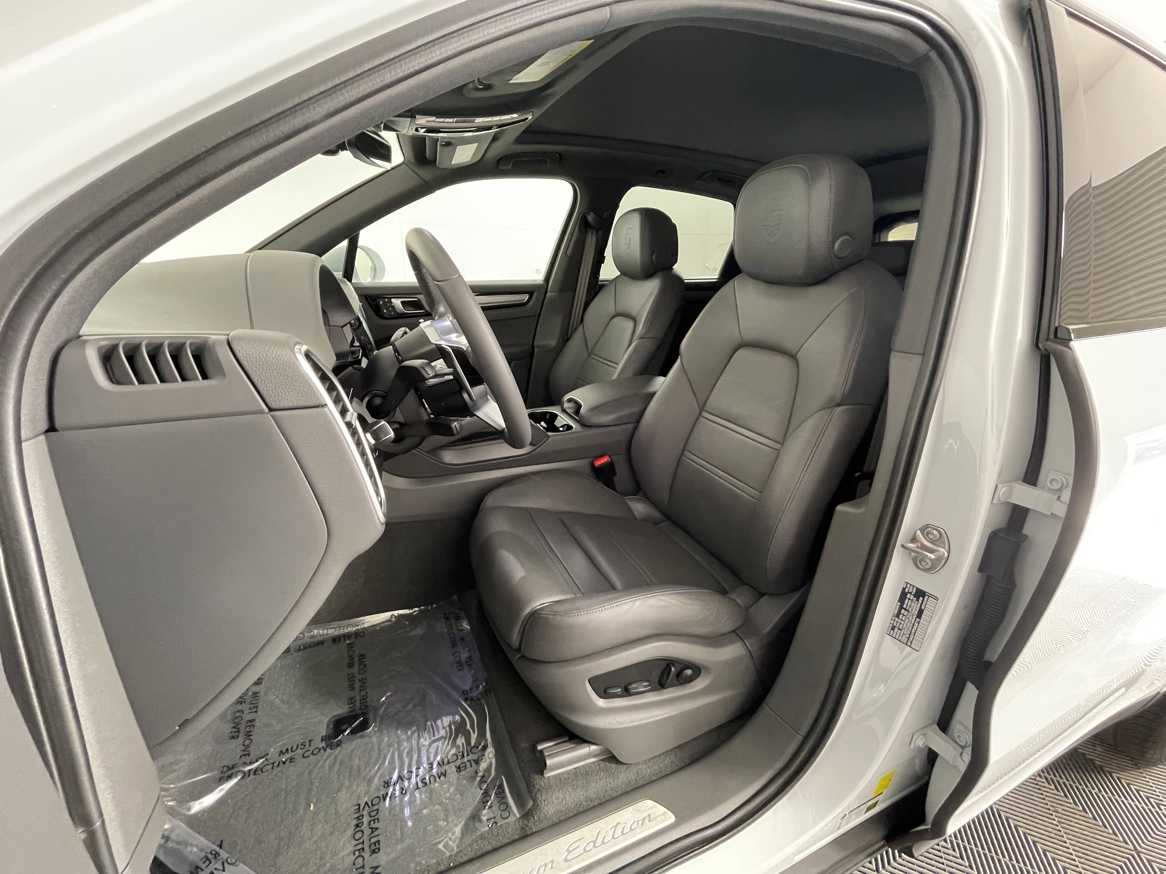 Certified 2023 Porsche Cayenne Platinum Edition image 5