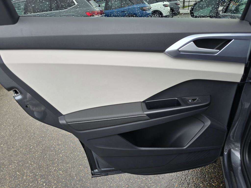 New 2026 Volkswagen Taos SE image 38