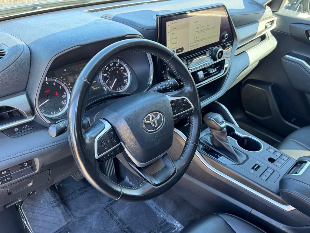 Used 2023 Toyota Highlander XLE AWD/4WD image 17