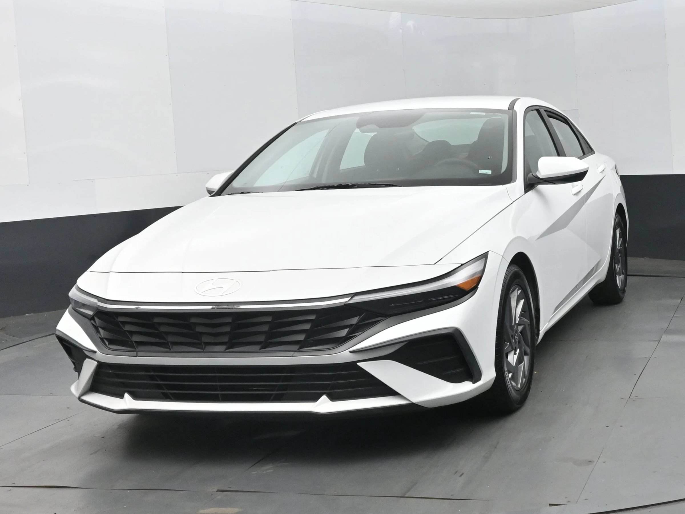 Used 2024 Hyundai Elantra SEL FWD image 1