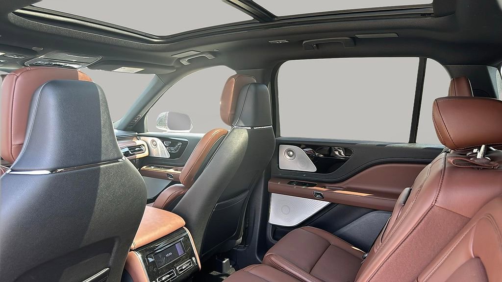 Used 2025 Lincoln Aviator Reserve w/ Equipment Group 201A image 16