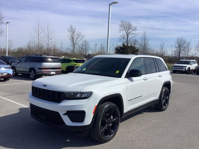 Used 2023 Jeep Grand Cherokee Altitude image 2