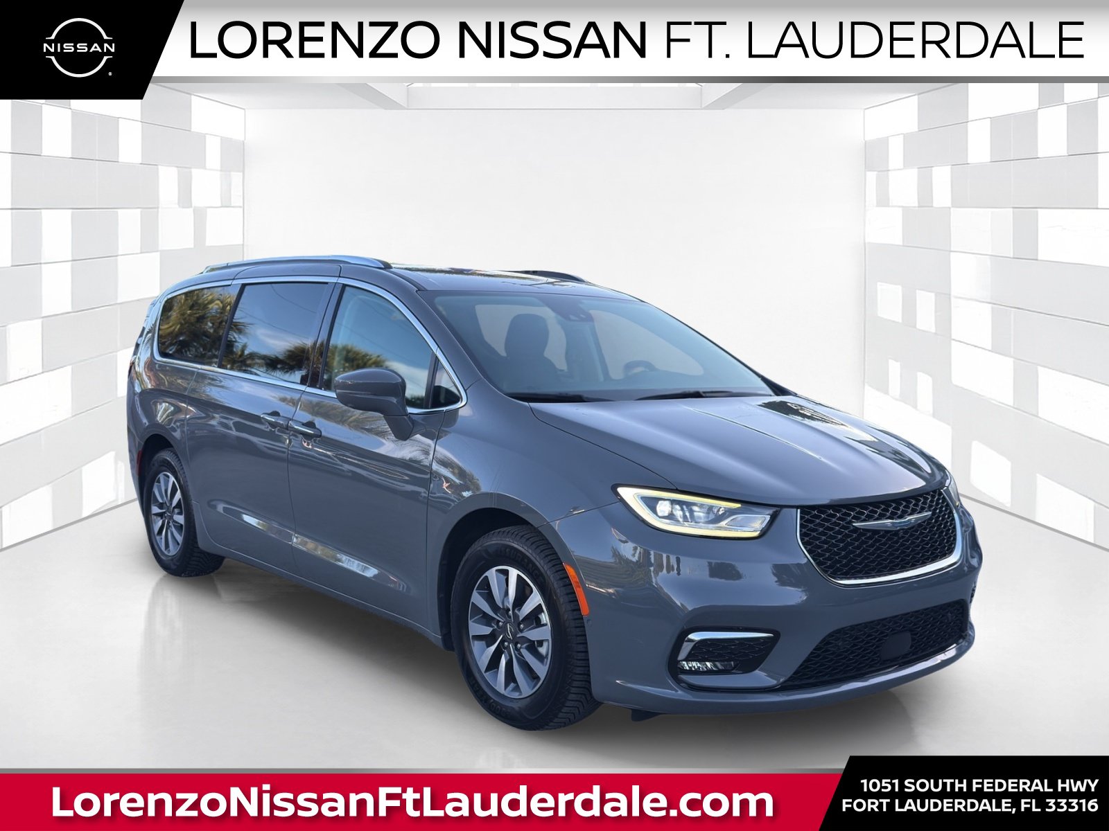 Used 2021 Chrysler Pacifica Touring-L FWD image 1