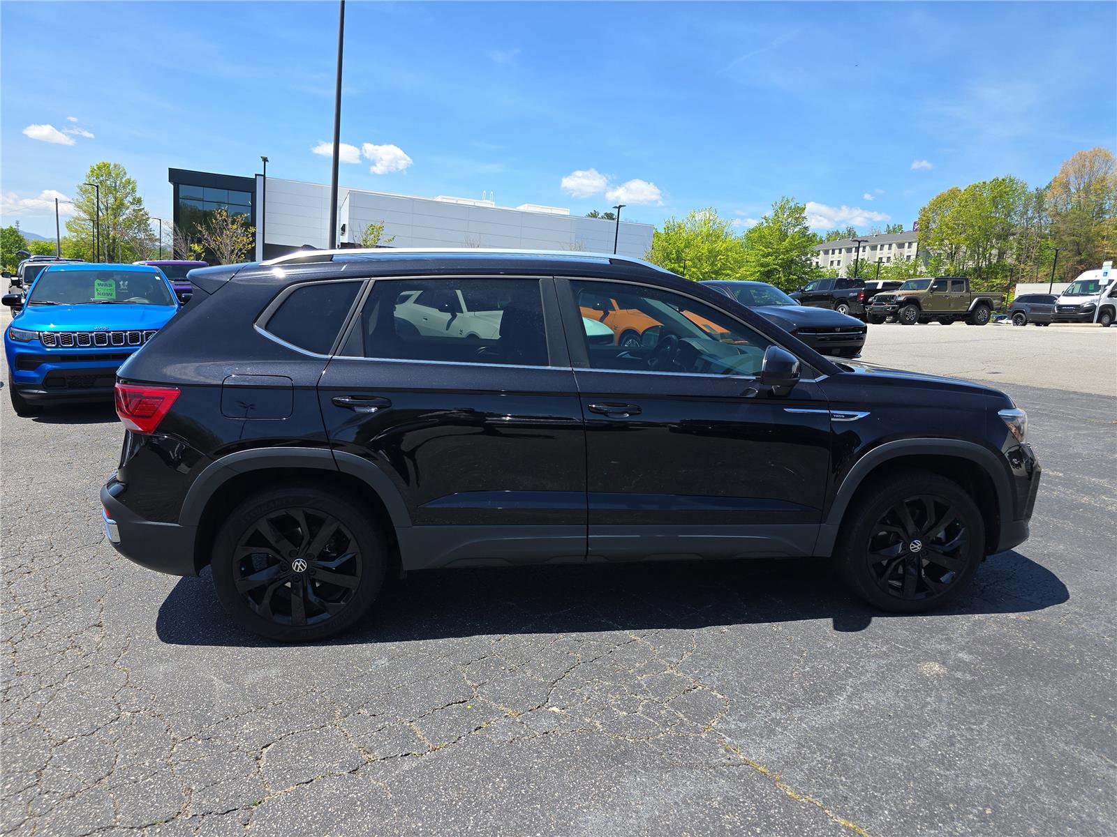 Used 2023 Volkswagen Taos SE FWD image 2