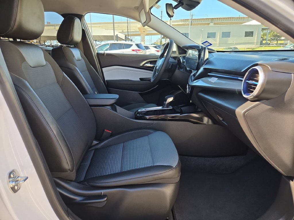 Used 2026 Chevrolet Trax LT FWD image 32