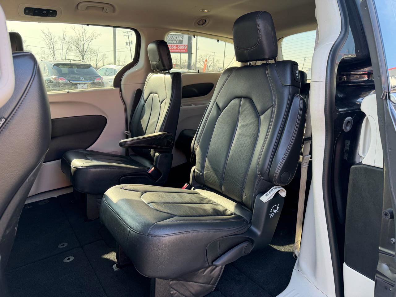 Used 2018 Chrysler Pacifica Touring-L w/ Tire & Wheel Group image 11