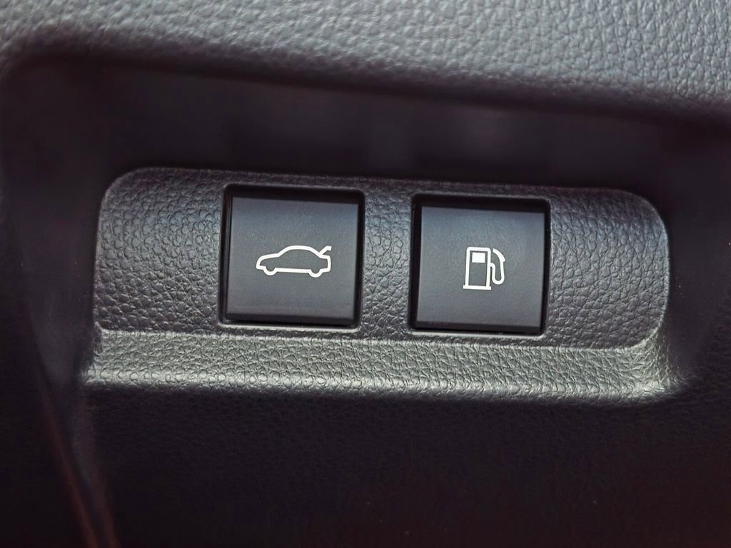 Used 2025 Toyota Crown Platinum w/ Carpet Mat Package (TMS) AWD/4WD image 36