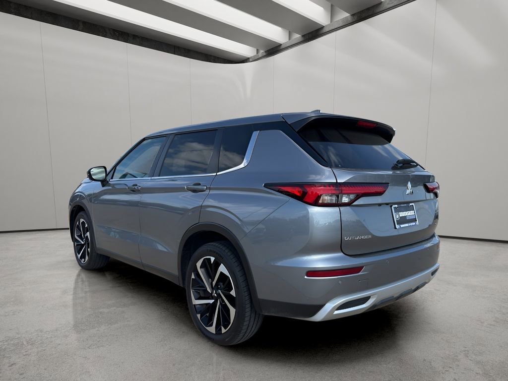 Used 2023 Mitsubishi Outlander SE FWD image 3