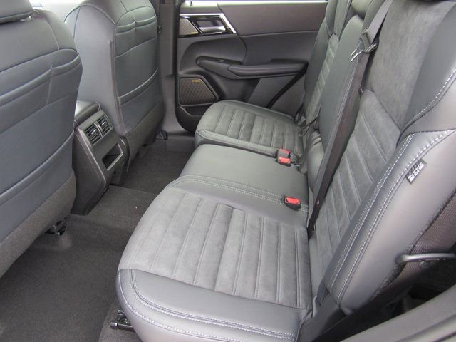 New 2025 Mitsubishi Outlander SE image 9