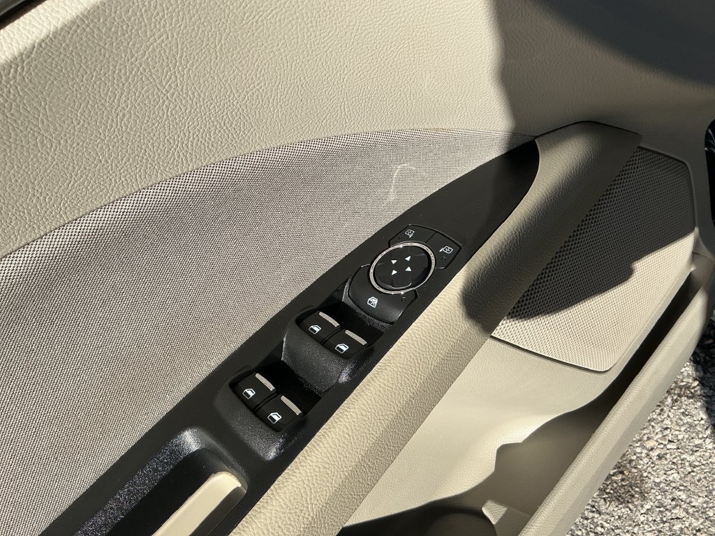 Used 2020 Ford Fusion SE FWD image 12