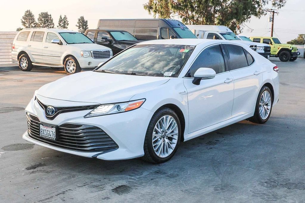 Used 2020 Toyota Camry XLE w/ Preferred Accessory Package FWD image 4
