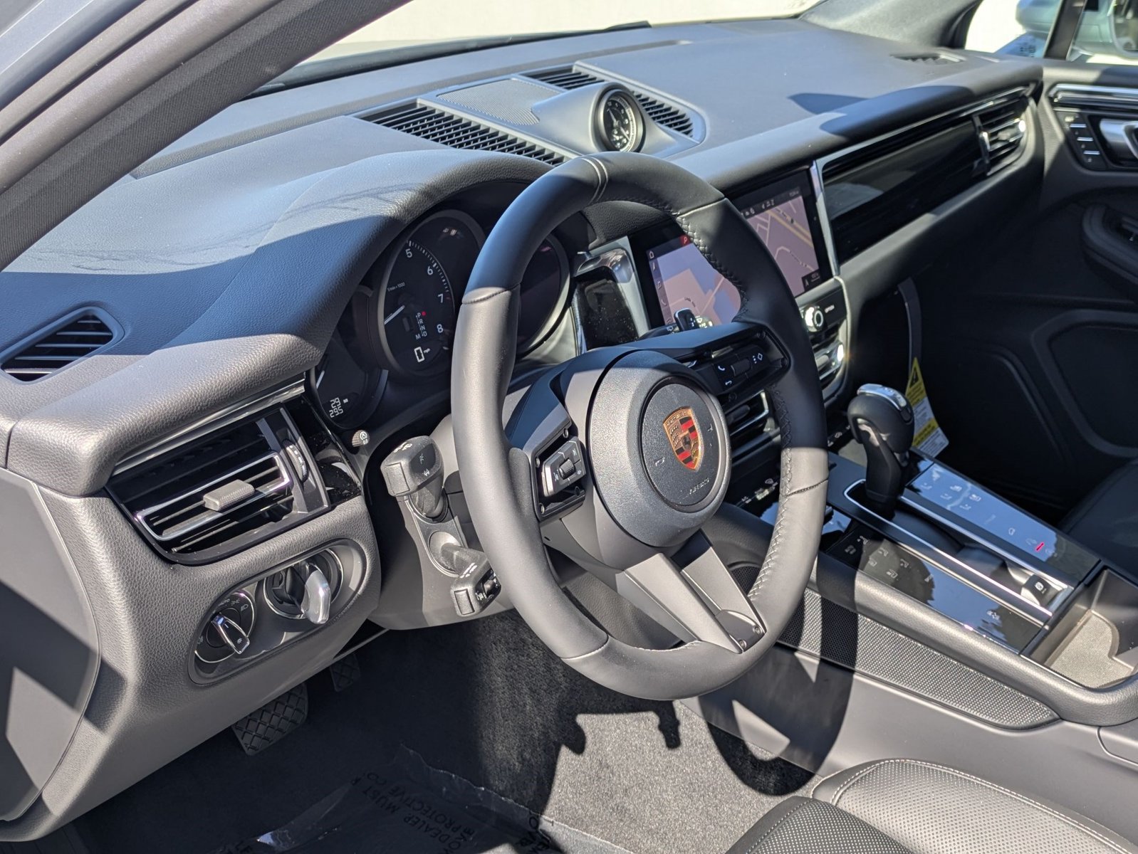 Certified 2026 Porsche Macan AWD/4WD image 4