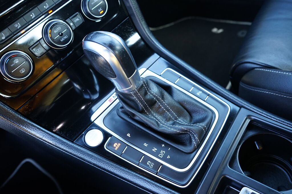 Used 2016 Volkswagen Golf R 4-Door image 20