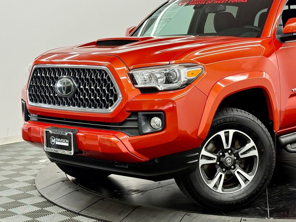 Used 2018 Toyota Tacoma TRD Sport AWD/4WD image 4