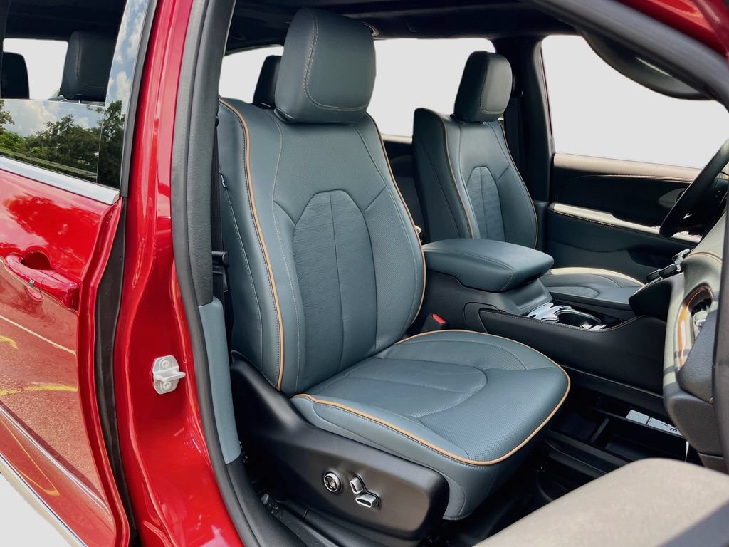 New 2027 Chrysler Pacifica Pinnacle w/ Theater Group FWD image 32