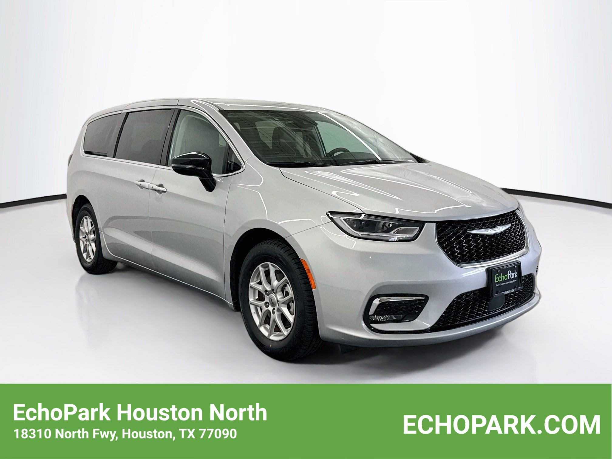 Used 2024 Chrysler Pacifica Touring-L FWD image 1