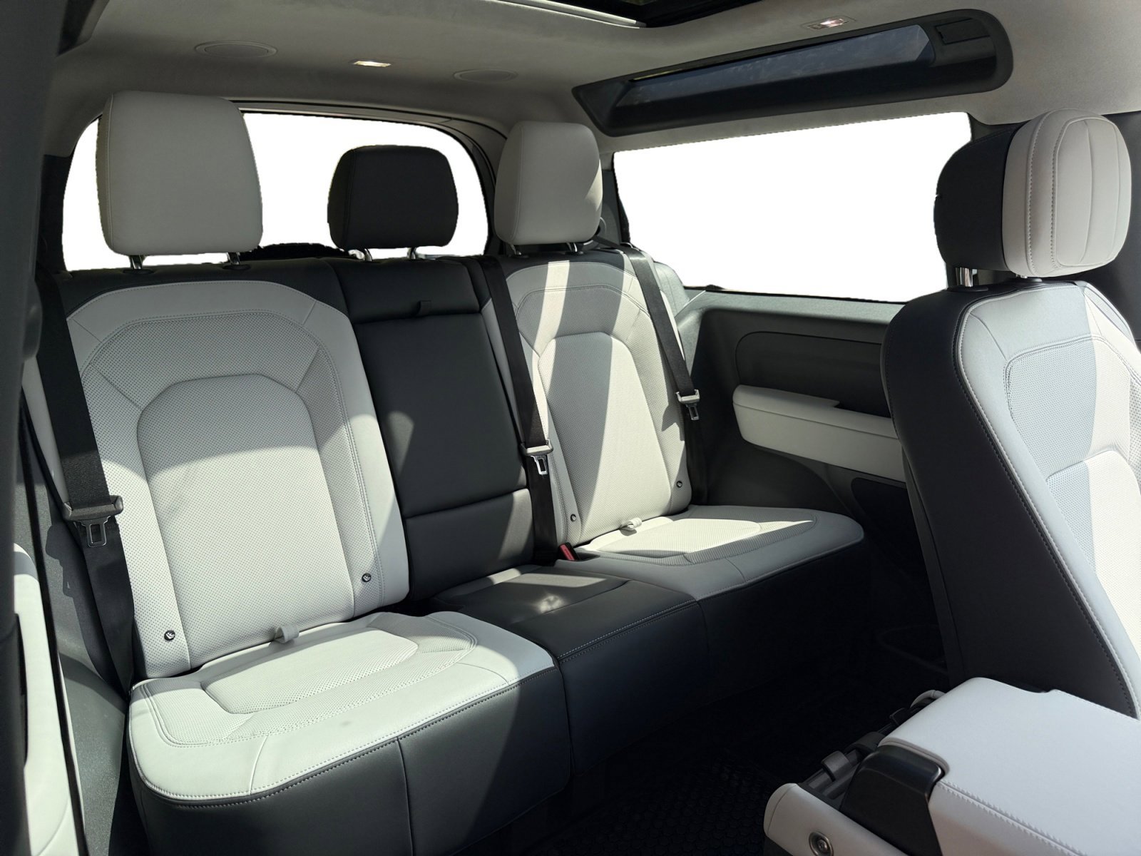 New 2026 Land Rover Defender 90 V8 AWD/4WD image 19