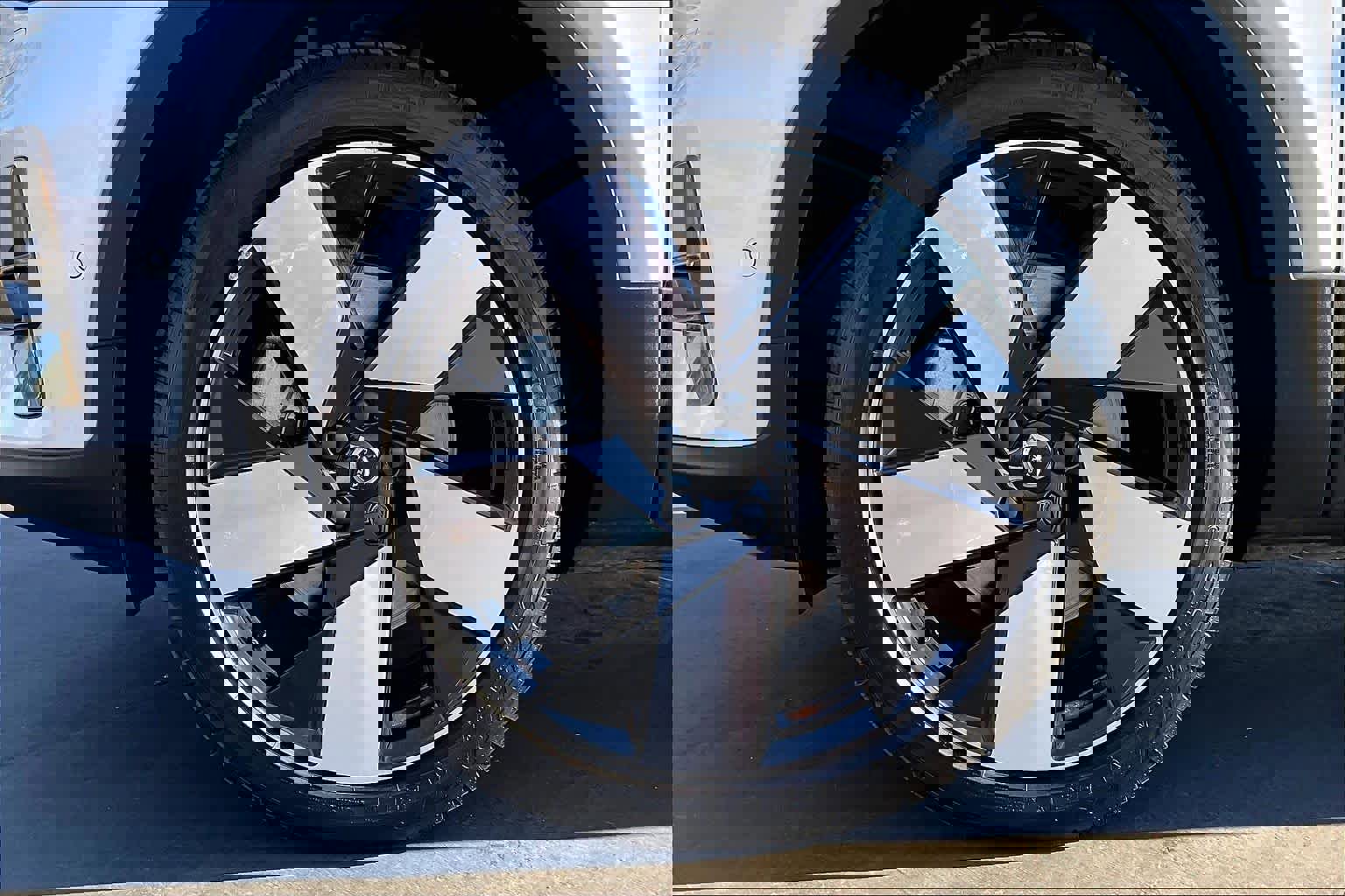 Used 2023 Volvo XC40 Recharge Ultimate w/ Protection Package Premier image 12