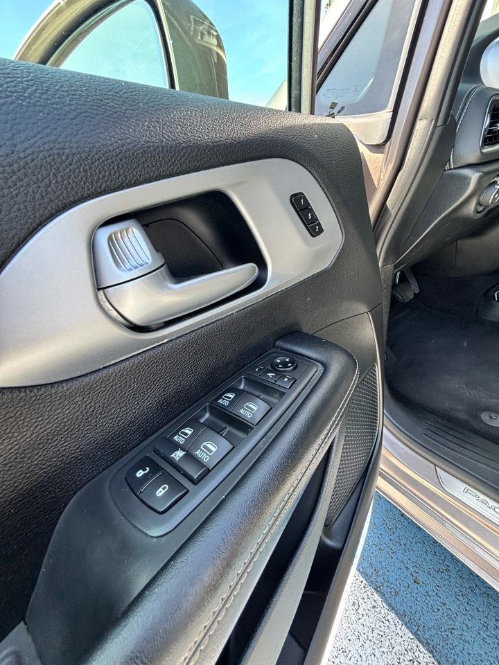 Used 2018 Chrysler Pacifica Limited FWD image 10