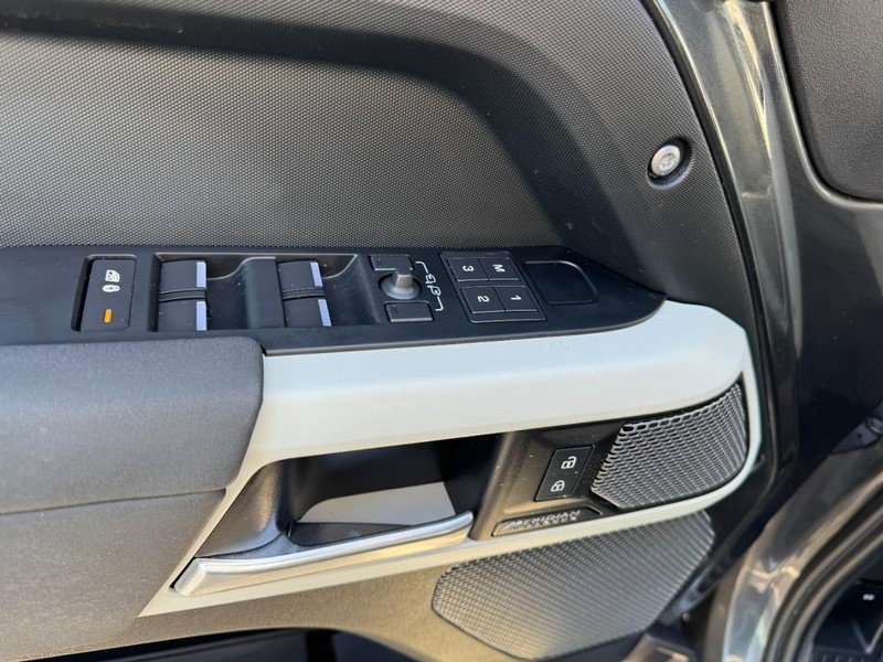 Used 2023 Land Rover Defender 110 X-Dynamic SE image 17