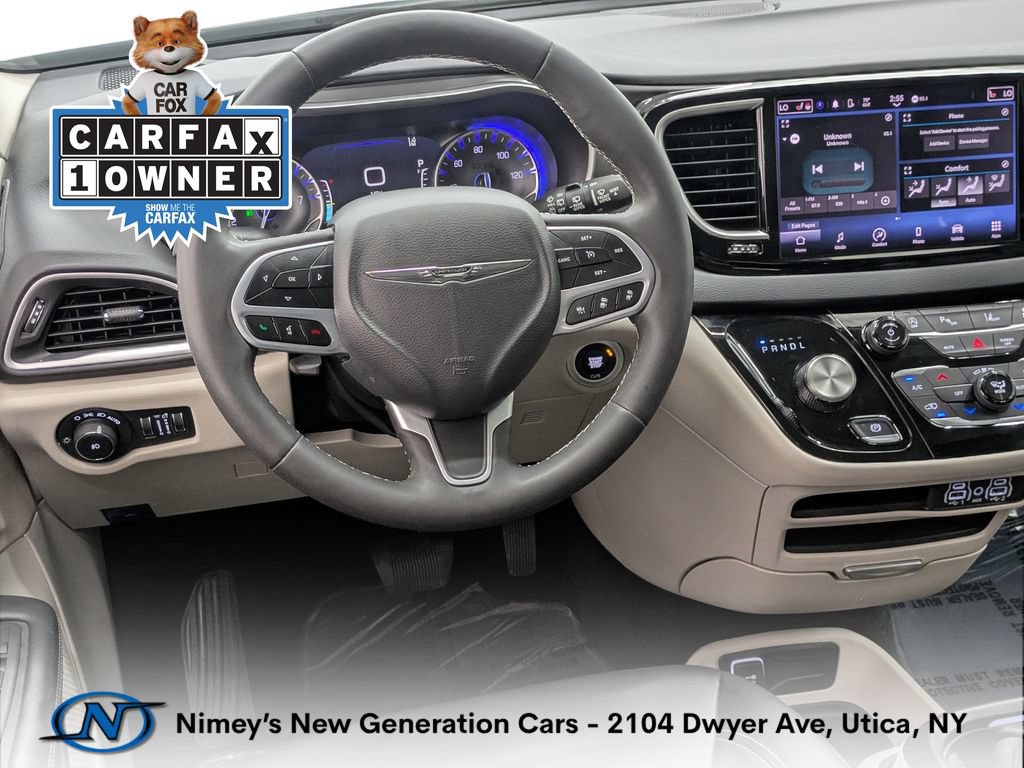 Used 2024 Chrysler Pacifica Touring-L FWD image 4