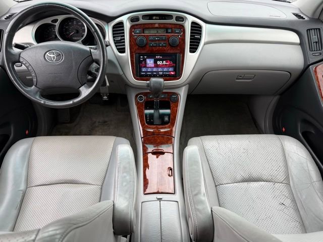 Used 2005 Toyota Highlander 4WD V6 w/ 3rd Row image 3