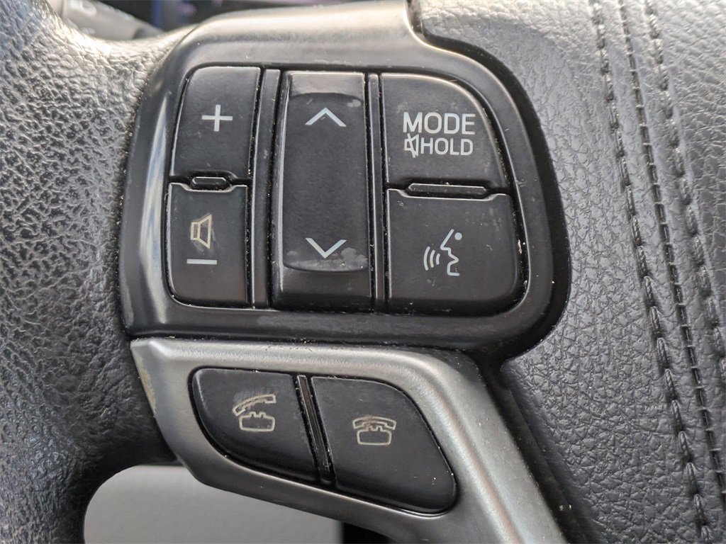 Used 2015 Toyota Highlander LE image 27