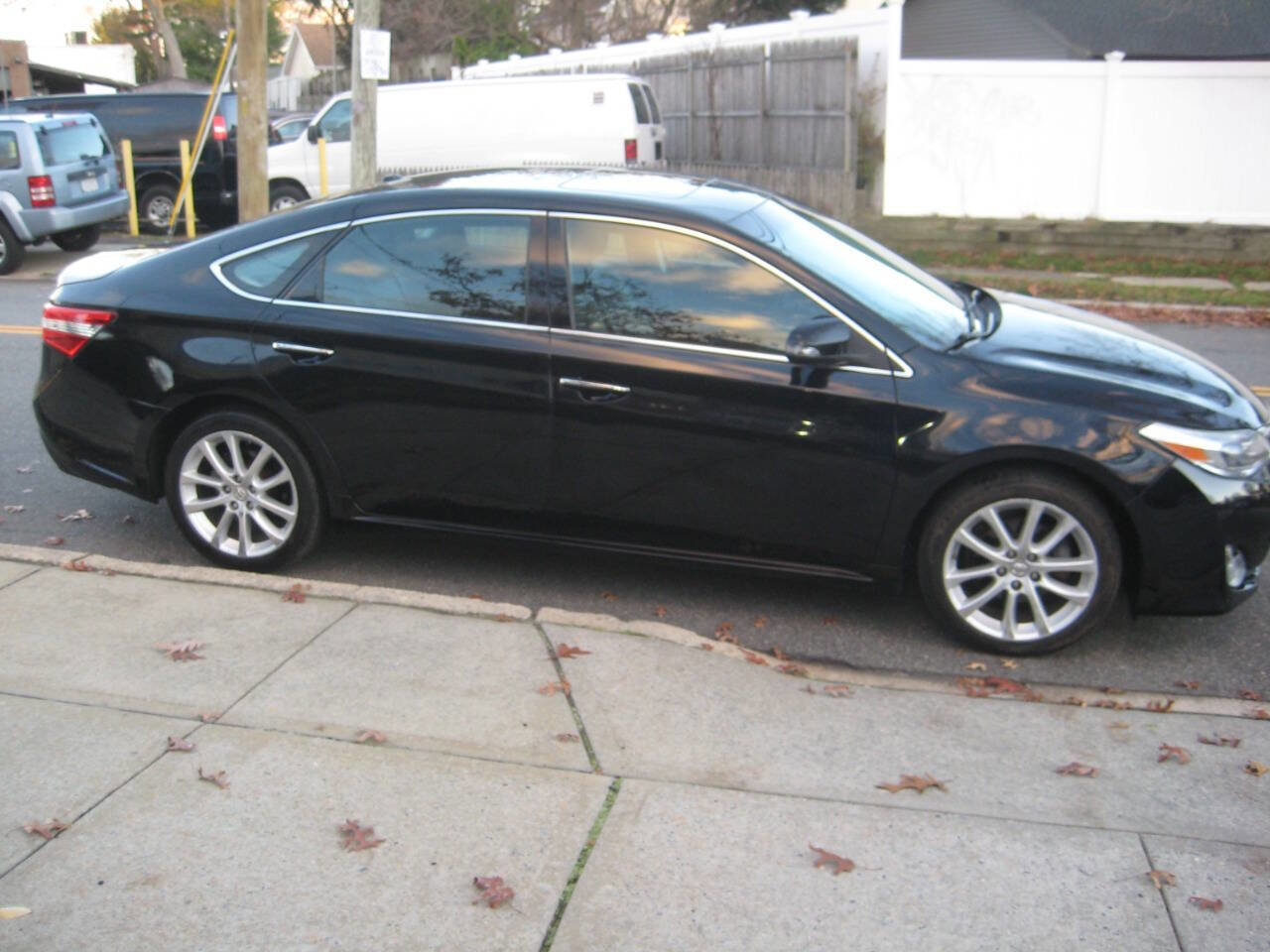 Used 2013 Toyota Avalon XLE Touring FWD image 4