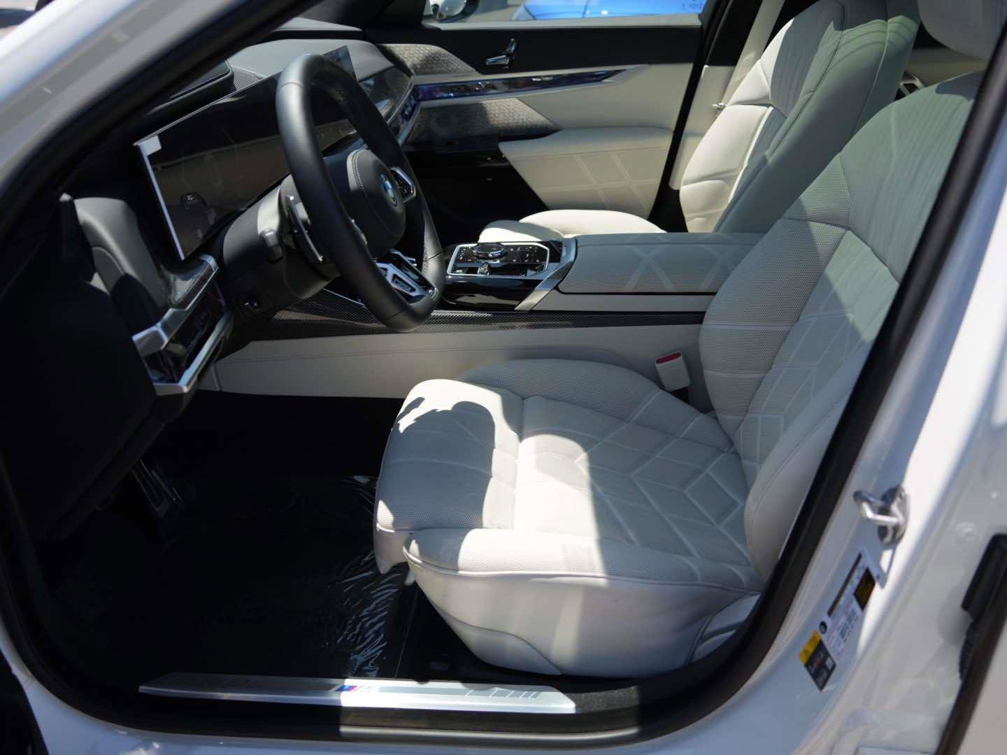 Used 2026 BMW 750e xDrive w/ Executive Package AWD/4WD image 15