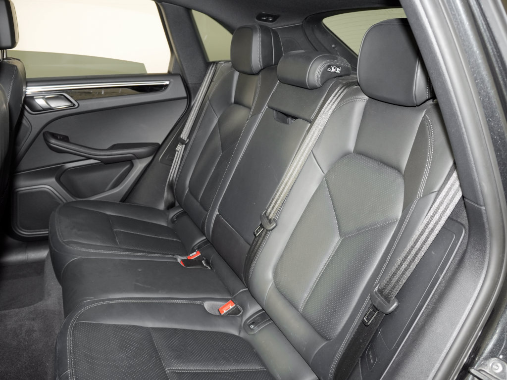 Certified 2023 Porsche Macan Turbo AWD/4WD image 34