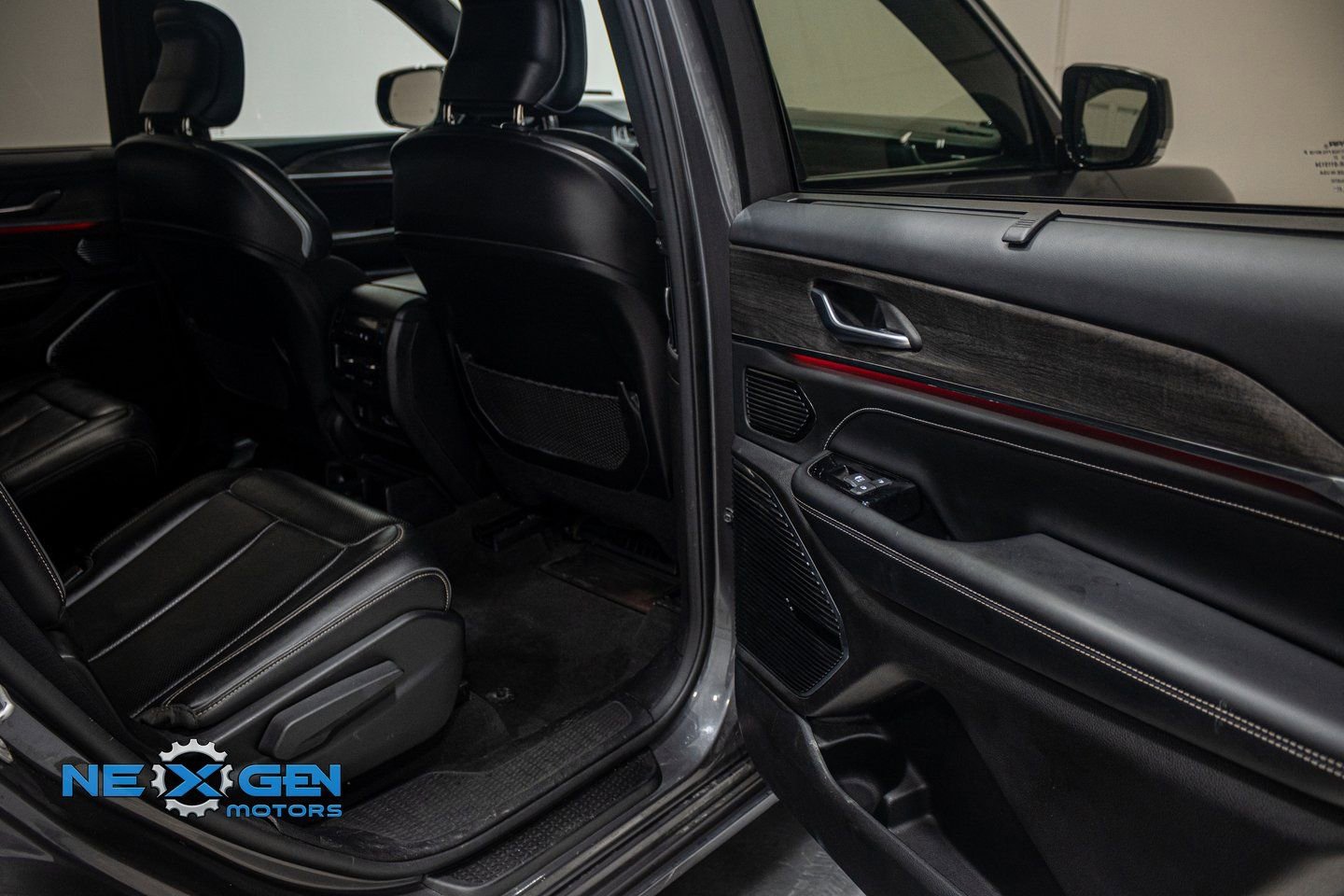 Used 2021 Jeep Grand Cherokee L Overland w/ Luxury Tech Group IV AWD/4WD image 34