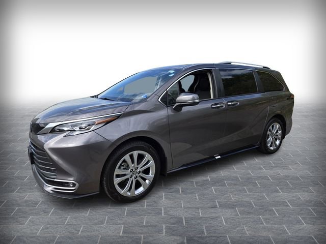 Used 2023 Toyota Sienna Platinum FWD image 3
