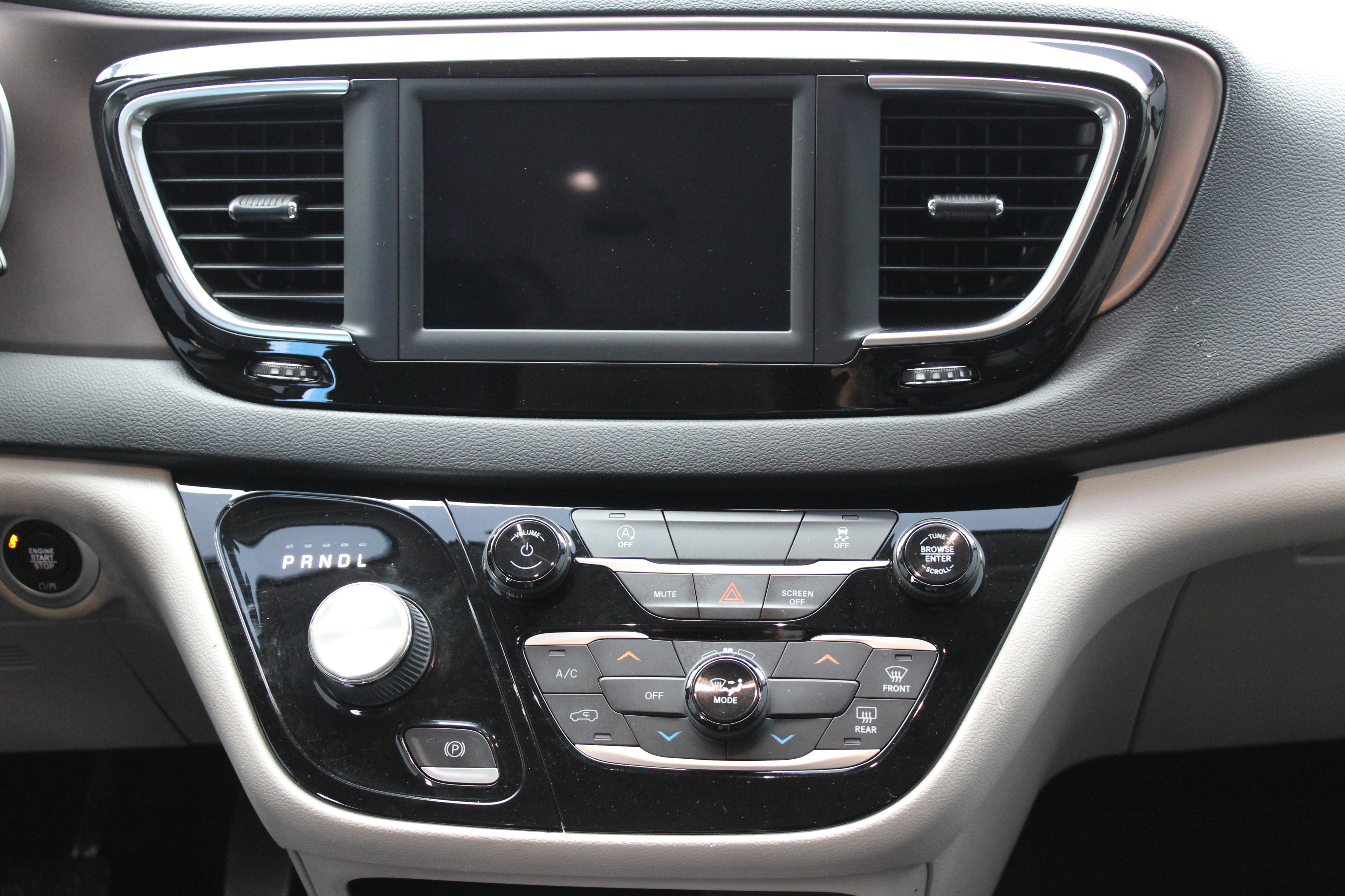 Used 2020 Chrysler Voyager Lxi image 10