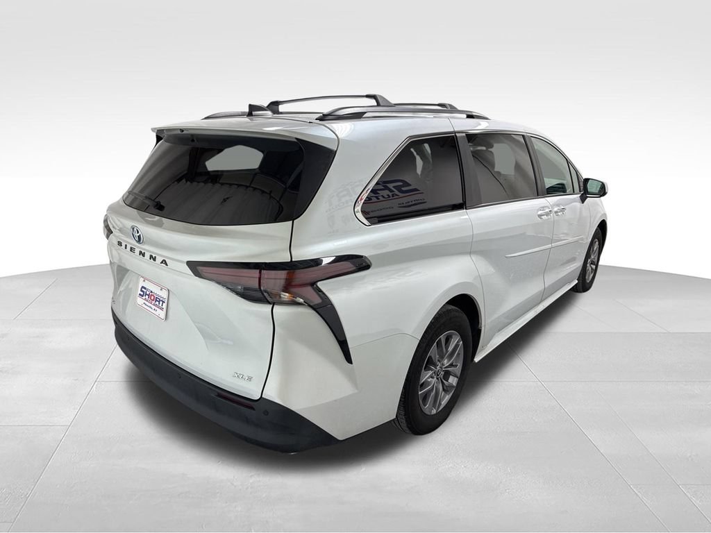 Used 2025 Toyota Sienna XLE AWD/4WD image 5