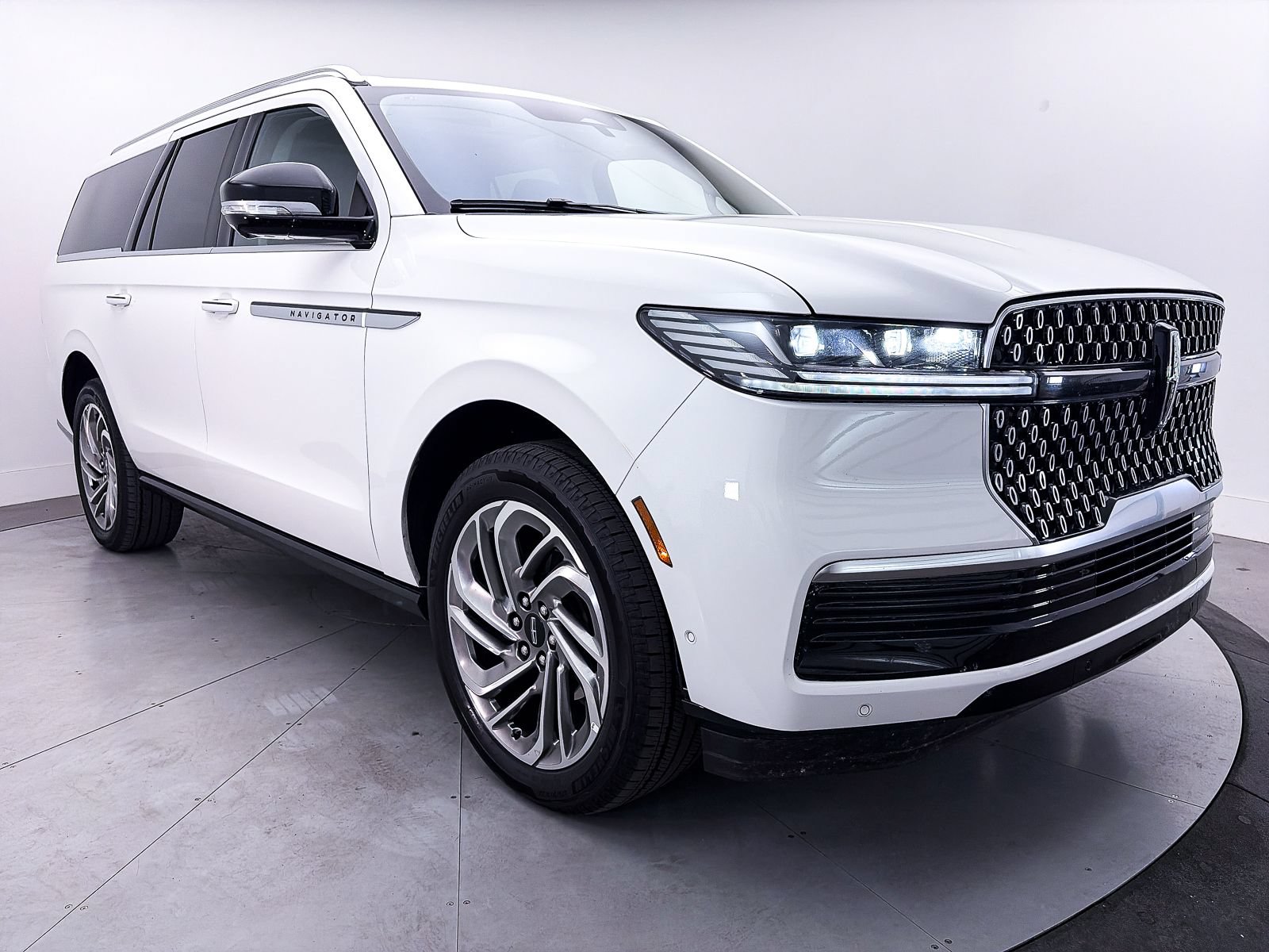Used 2025 Lincoln Navigator L Reserve AWD/4WD image 12