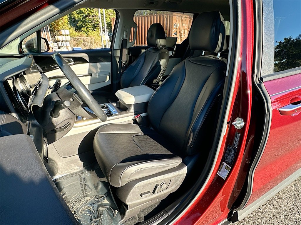 Used 2022 Kia Carnival EX image 21