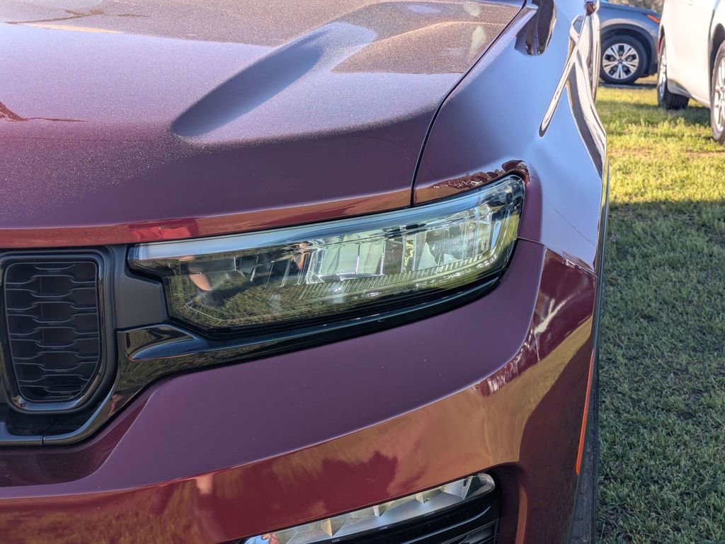 Used 2023 Jeep Grand Cherokee Limited w/ Black Appearance Package image 9