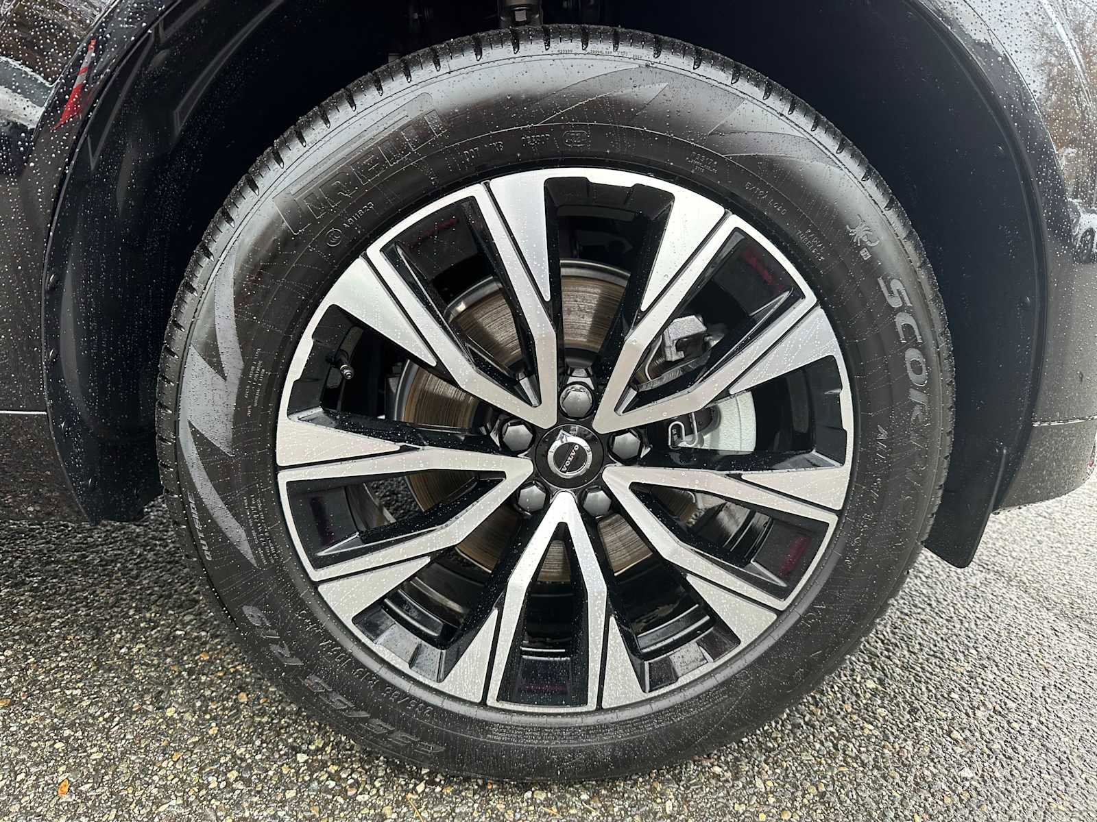 Used 2025 Volvo XC60 B5 Core w/ Protection Package Premier image 9