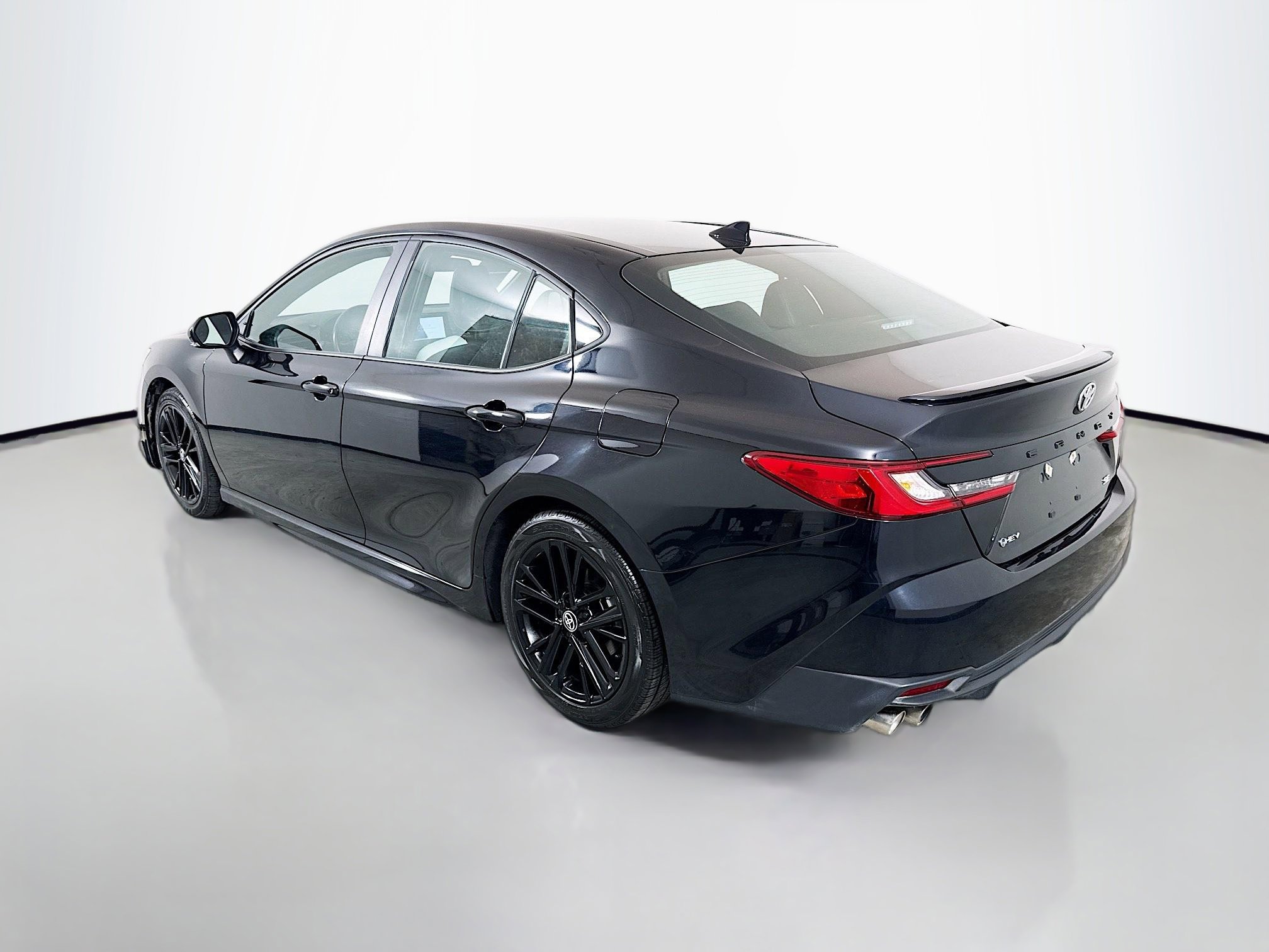 Used 2025 Toyota Camry SE FWD image 5